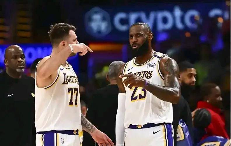 詹姆斯的遗憾与争议从未断过，下赛季湖人最大的问题也是东契奇和老詹的博弈