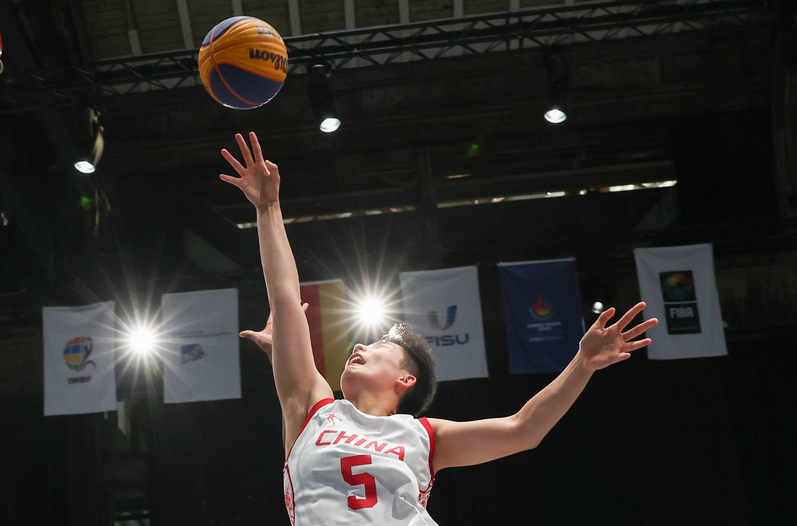 （体育）大运会——女子三人篮球：中国队晋级四强