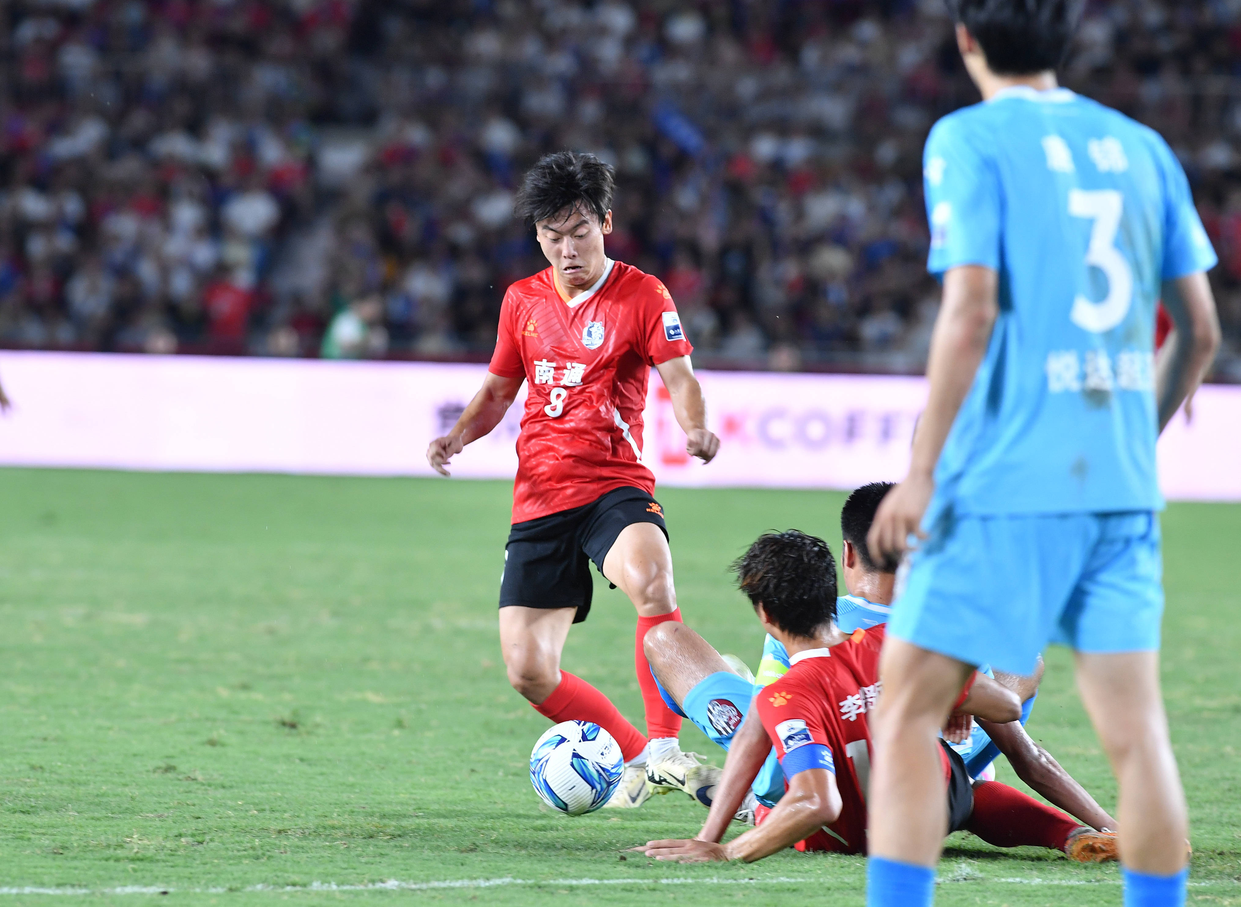 (体育)足球——江苏省城市足球联赛:南通队胜盐城队