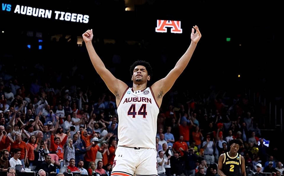 萨克拉门托国王签下三份双向合同，队内名额已满