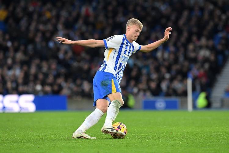 英媒:红军热刺纽卡拜仁关注布莱顿后卫范赫克,海鸥想续约有难度