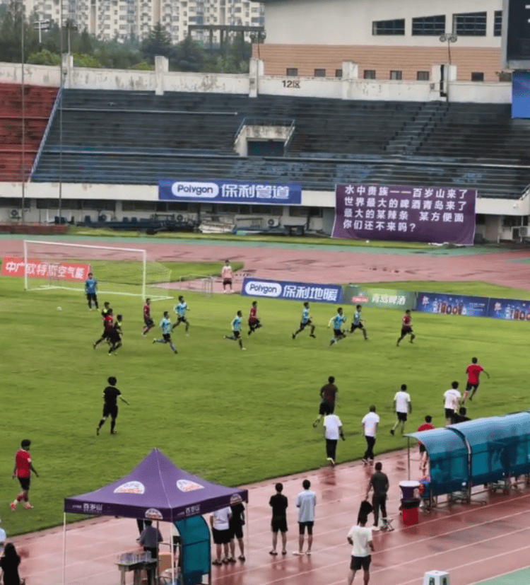 河南漯河一业余足球赛上演“大乱斗”，主办方：当场红牌罚下3人，现已追加处罚