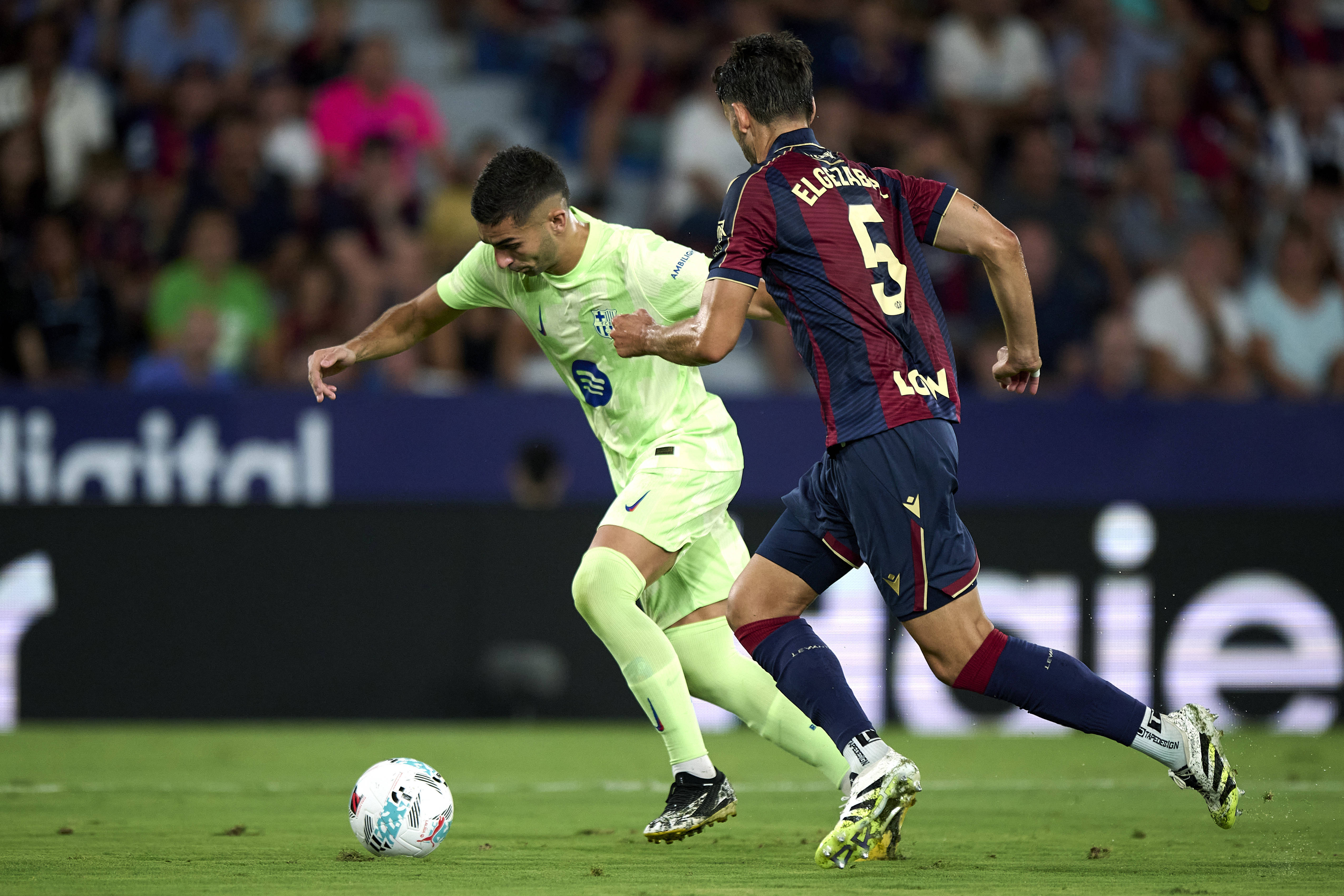 （体育）足球——西甲：巴塞罗那胜莱万特